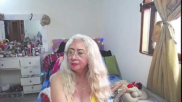 Snapshot of lucy_belle_bm chatting on November 2025 03:33:02 PM lucy belle bm online show from November 2025 03:33:02 PM