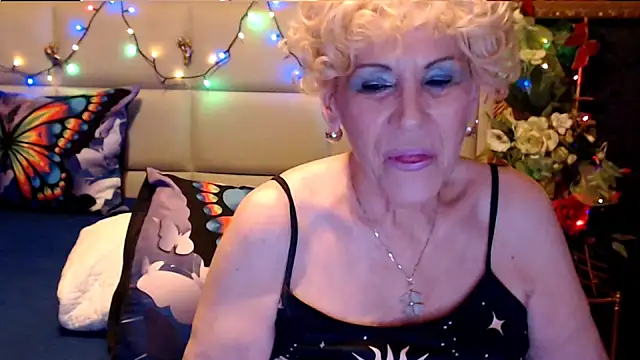 Snapshot of HappyWomanOn chatting on November 2025 07:13:02 PM HappyWomanOn online show from November 2025 07:13:02 PM