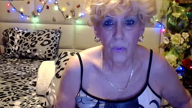 Snapshot of HappyWomanOn chatting on November 2025 10:04:02 AM HappyWomanOn online show from November 2025 10:04:02 AM