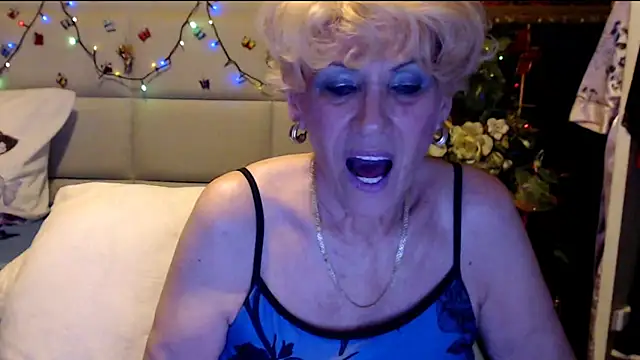 Snapshot of HappyWomanOn chatting on November 2025 07:05:02 PM HappyWomanOn online show from November 2025 07:05:02 PM