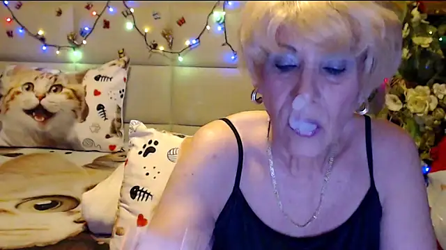 Snapshot of HappyWomanOn chatting on December 2025 09:58:02 AM HappyWomanOn online show from December 2025 09:58:02 AM