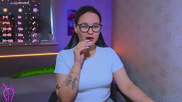 EsterLogan online show from September 2025 11:11:02 AM