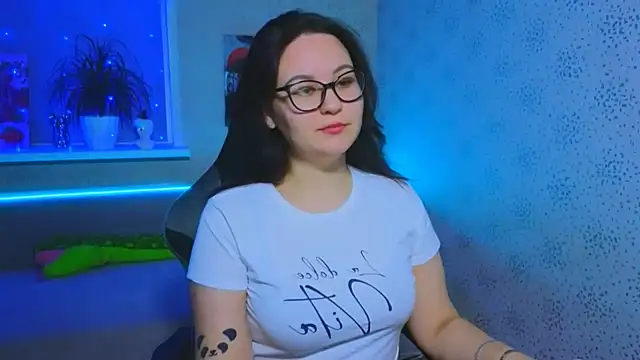 EsterLogan online show from November 2025 11:27:01 AM