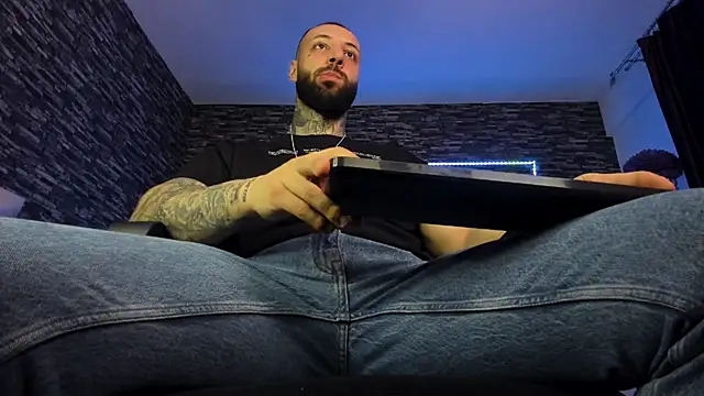 Snapshot of JonahHunt chatting on February 2025 10:31:02 PM JonahHunt online show from February 2025 10:31:02 PM