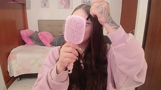 Miley Baker online show from November 2025 01:10:01 PM