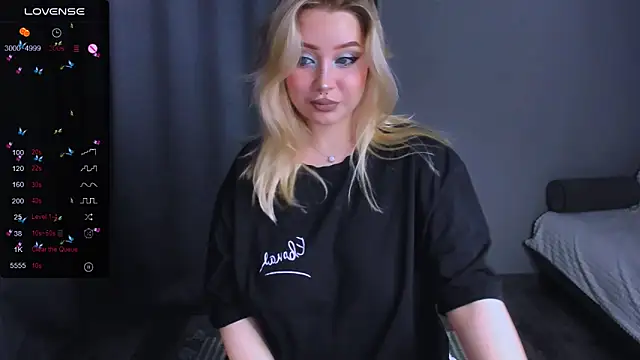 Snapshot of MonaLauu chatting on November 2025 08:24:02 PM MonaLauu online show from November 2025 08:24:02 PM