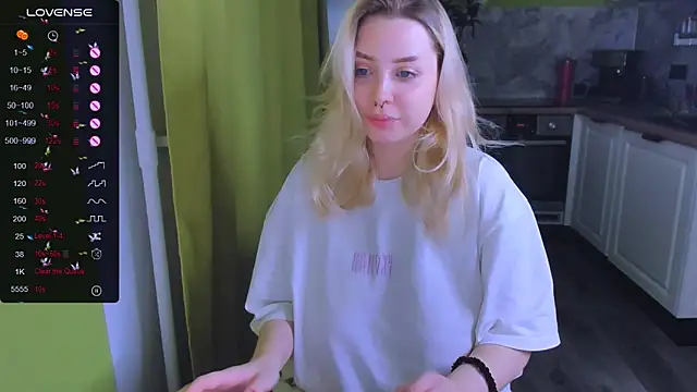 Snapshot of MonaLauu chatting on November 2025 08:08:01 PM MonaLauu online show from November 2025 08:08:01 PM