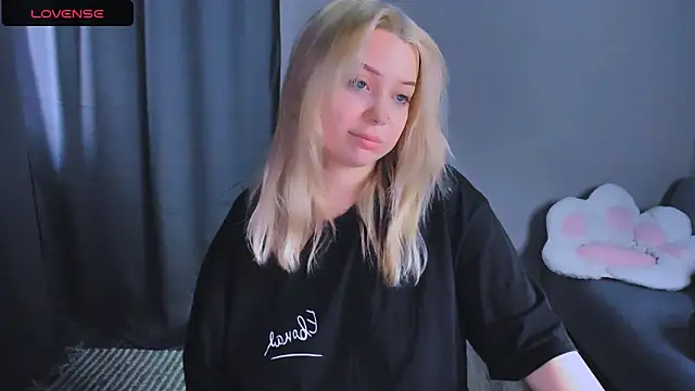 Snapshot of MonaLauu chatting on December 2025 09:02:01 AM MonaLauu online show from December 2025 09:02:01 AM