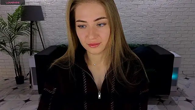 Snapshot of Adelyna_Bird chatting on September 2025 06:17:02 AM Adelyna Bird online show from September 2025 06:17:02 AM