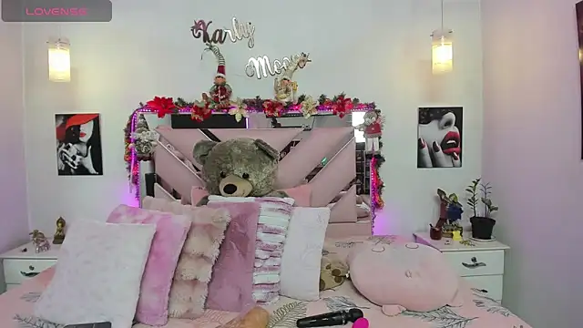 Snapshot of Karly_moon chatting on November 2025 11:07:02 PM Karly moon online show from November 2025 11:07:02 PM