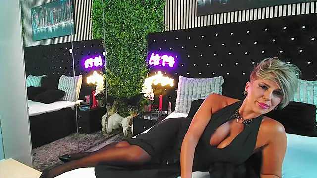 Snapshot of InannaStar chatting on September 2025 10:42:02 AM InannaStar online show from September 2025 10:42:02 AM