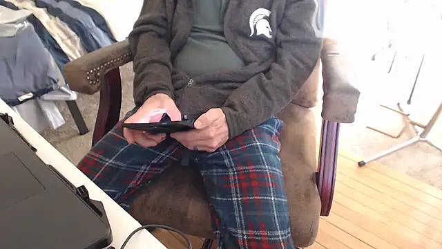 Snapshot of QueenDenizeAndTheCaptain chatting on December 2024 03:22:01 PM QueenDenizeAndTheCaptain online show from December 2024 03:22:01 PM