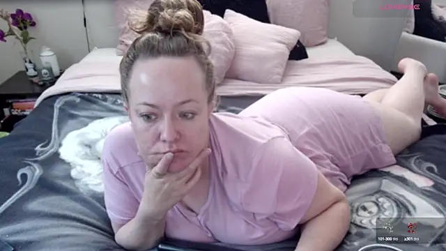 Snapshot of julimonroe chatting on February 2025 04:01:02 PM julimonroe online show from February 2025 04:01:02 PM