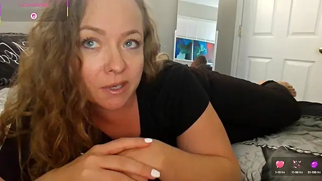 Snapshot of julimonroe chatting on September 2025 03:12:02 PM julimonroe online show from September 2025 03:12:02 PM