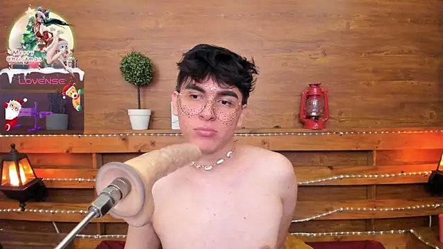 noahot08 online show from December 2024 02:52:02 PM
