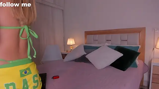 missjuliaa  online show from January 2025 03:12:01 AM