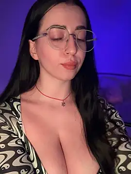 Snapshot of Emylia chatting on November 2025 05:00:01 PM Emylia online show from November 2025 05:00:01 PM