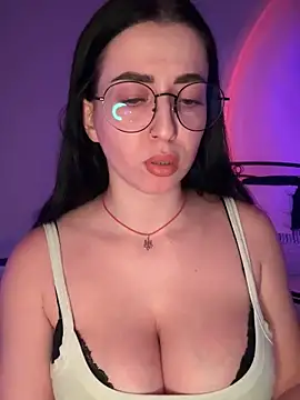 Snapshot of Emylia chatting on November 2025 04:29:02 PM Emylia online show from November 2025 04:29:02 PM