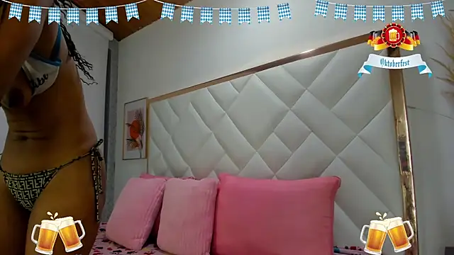 Snapshot of EmiliBonnie chatting on September 2025 12:03:02 AM EmiliBonnie online show from September 2025 12:03:02 AM