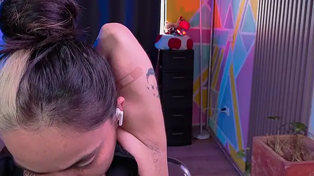 Cuttiealice online show from November 2025 03:34:02 PM