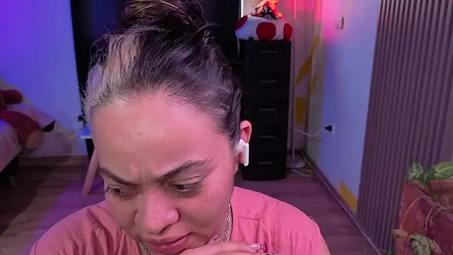 Cuttiealice online show from November 2025 03:55:01 PM