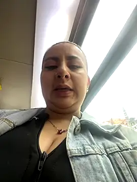 Abril Luv online show from October 2025 12:19:01 PM