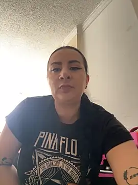 Abril Luv online show from November 2025 01:04:02 PM