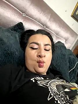 Abril Luv online show from November 2025 12:02:01 AM