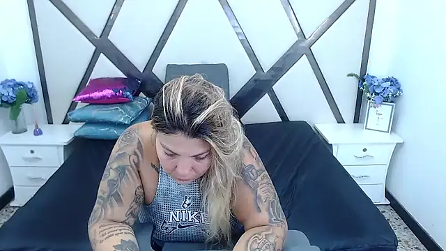 Snapshot of ChloexBigAss chatting on January 2025 08:56:01 PM ChloexBigAss online show from January 2025 08:56:01 PM