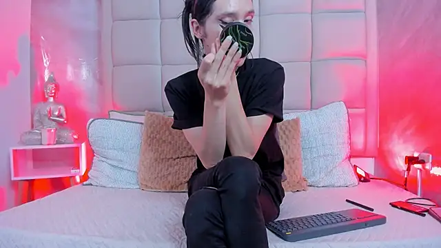 Snapshot of Hecatee_77 chatting on November 2025 08:10:01 PM Hecatee 77 online show from November 2025 08:10:01 PM