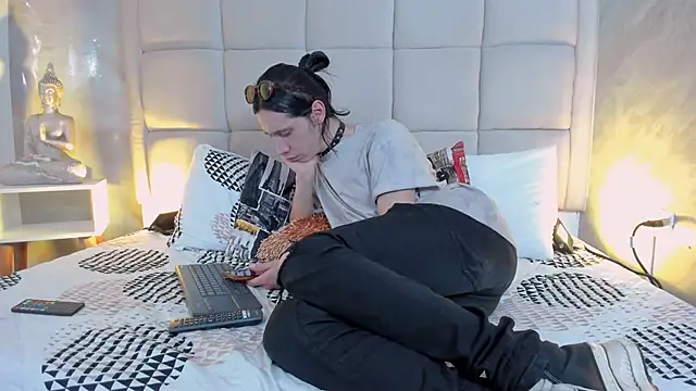 Snapshot of Hecatee_77 chatting on December 2025 06:48:02 PM Hecatee 77 online show from December 2025 06:48:02 PM