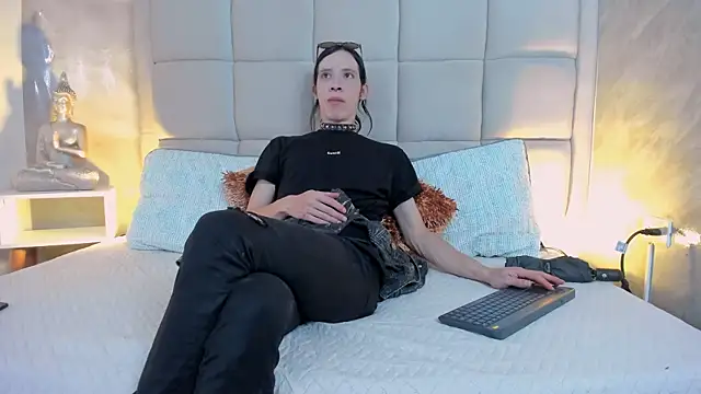 Snapshot of Hecatee_77 chatting on December 2025 06:15:01 PM Hecatee 77 online show from December 2025 06:15:01 PM