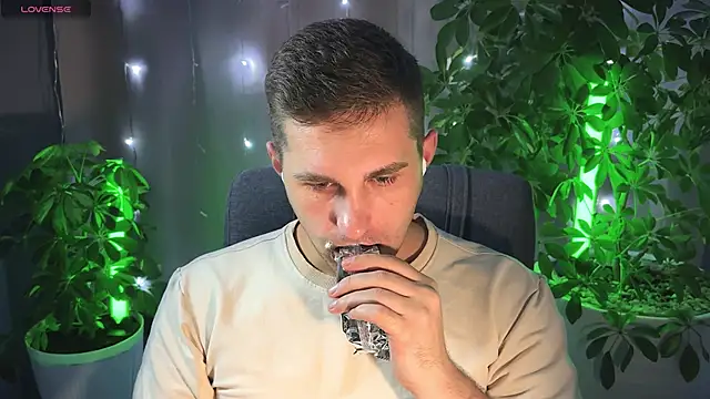 Snapshot of Sweeet__boy chatting on February 2025 03:32:02 PM Sweeet boy online show from February 2025 03:32:02 PM