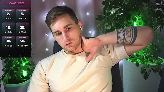 Snapshot of Sweeet__boy chatting on February 2025 05:15:02 PM Sweeet boy online show from February 2025 05:15:02 PM